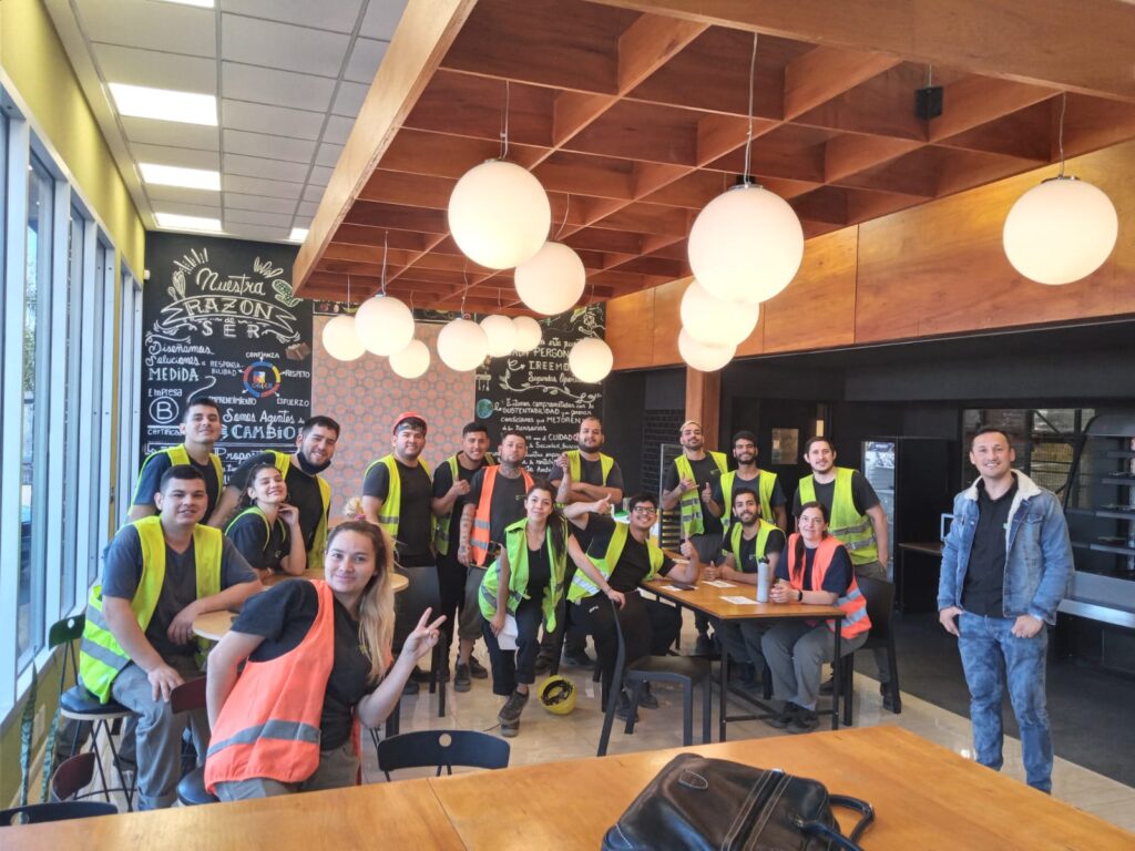 GESTIONES SOLIDARIAS - grupo operarios en Escuela de Valores y Empleos